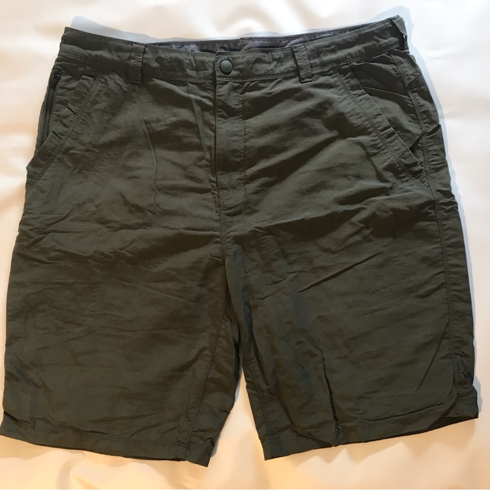 NordicTrack Men's Flat Front Olive Green Casual Shorts Used in great condition